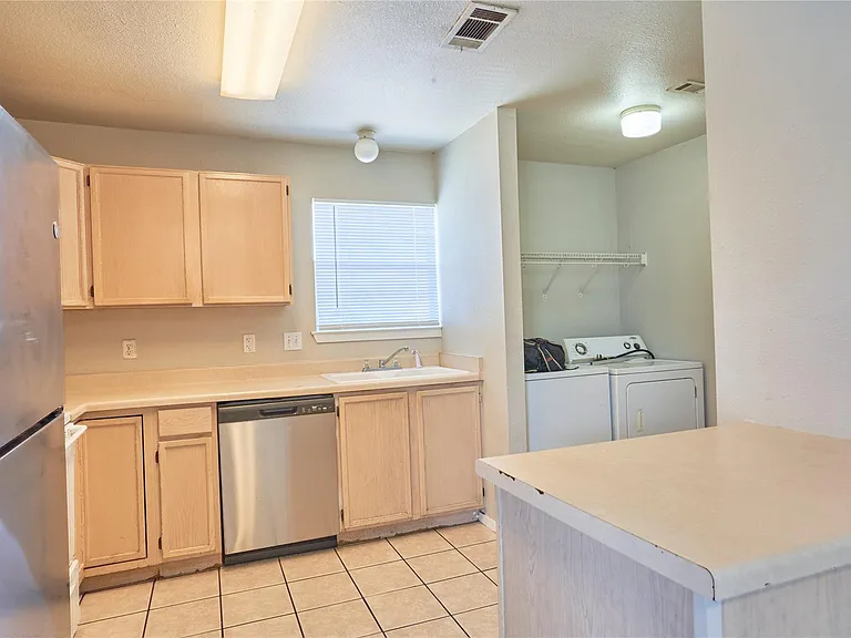 2214 Katy Ln #D — Photo 7