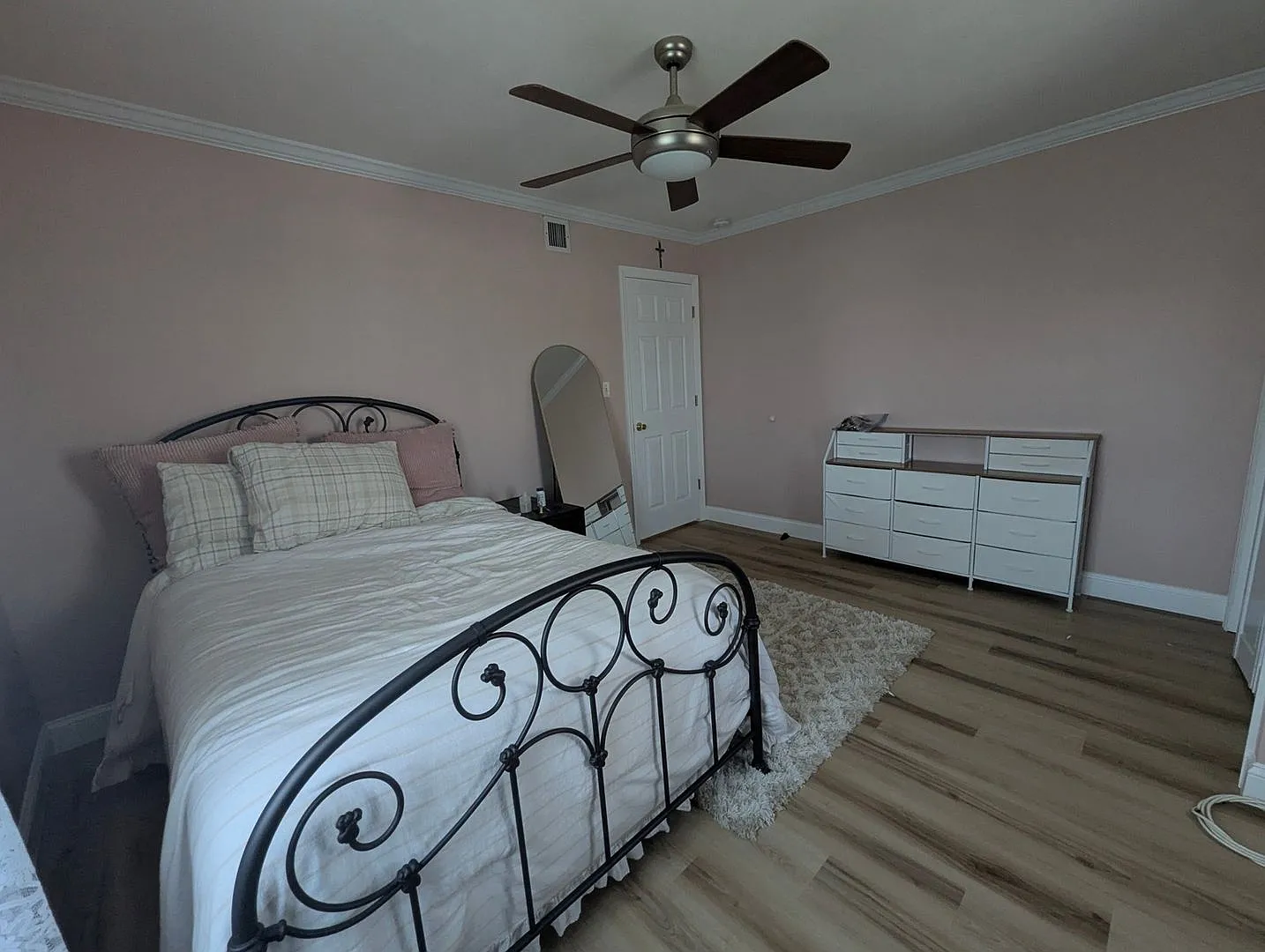 Renovated 1-Bedroom Apartment with Water Views, Private Entrance & Utilities Included — Photo 3