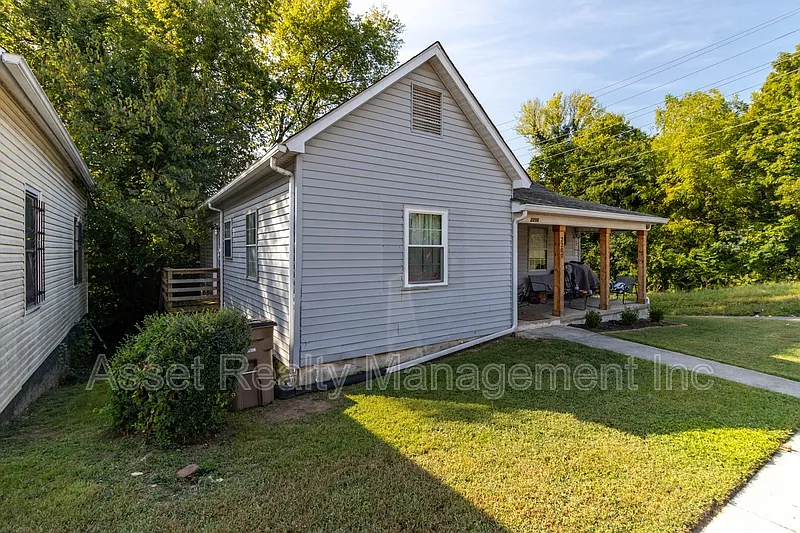 3 bed, 1.0 bath, 1022 sqft, $1,650 — Photo 2