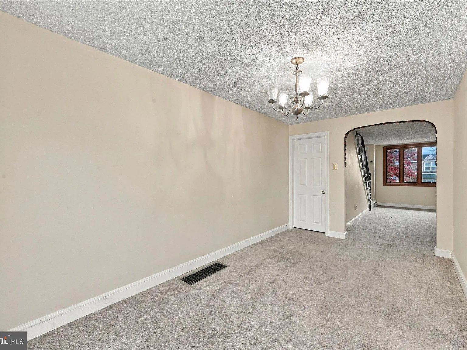 4 bed, 2.0 bath, 1152 sqft, $2,400 — Photo 2