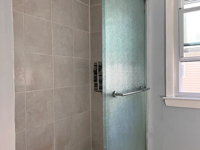 164 Thorniley St #1 — Photo 6