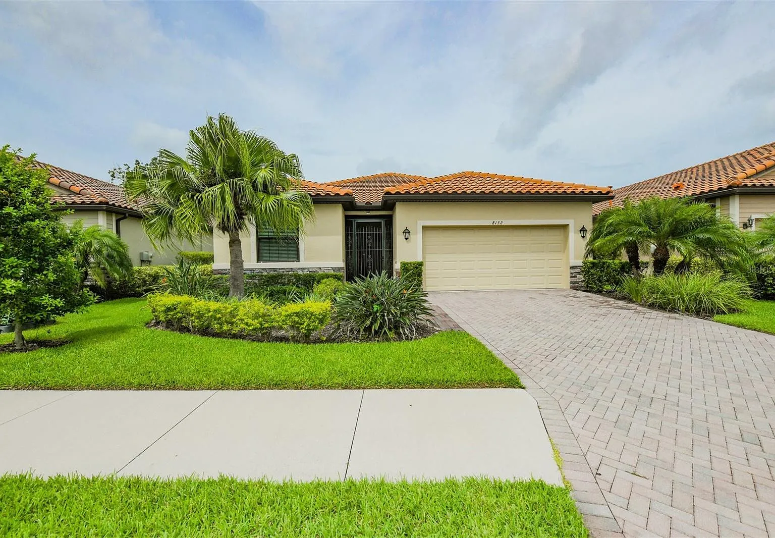 4 bed, 2.5 bath, 2025 sqft, $3,250 — Photo 2