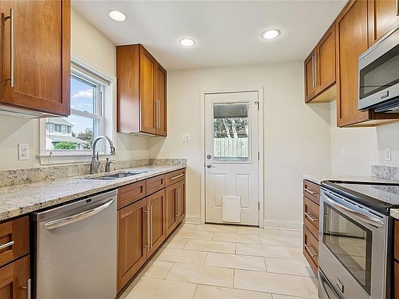 5th image of 801 Old Metairie Pl