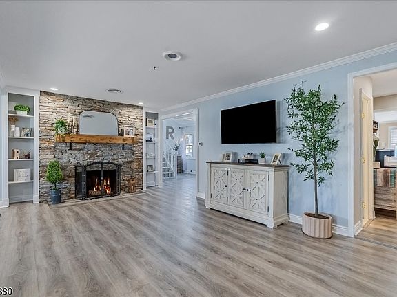 4th image of 14 Oneida Trl