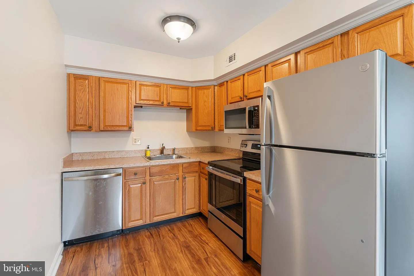 2 bed, 988 sqft, $1,900 — Photo 3