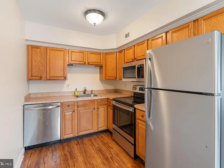 221 Washington Pl #221 — Photo 3