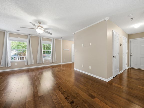 5th image of 518 Whitewater Dr