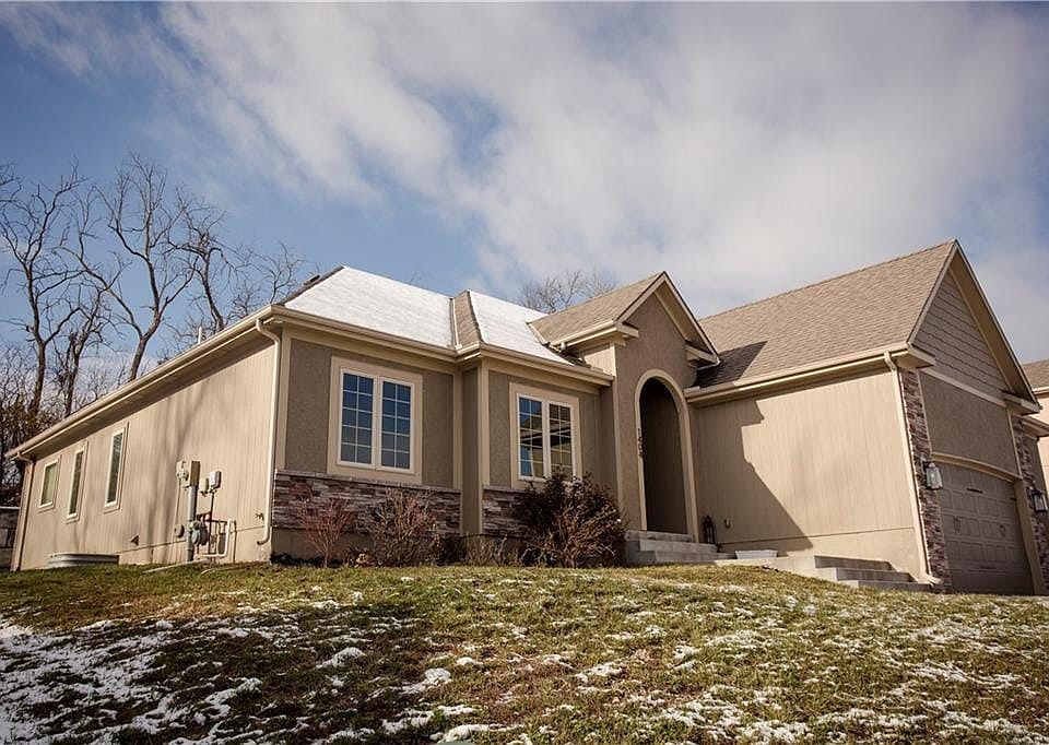 1st image of 1404 NW Burr Oak Ct
