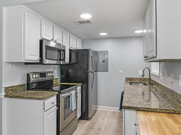 3rd image of 6900 Roswell Rd APT D1
