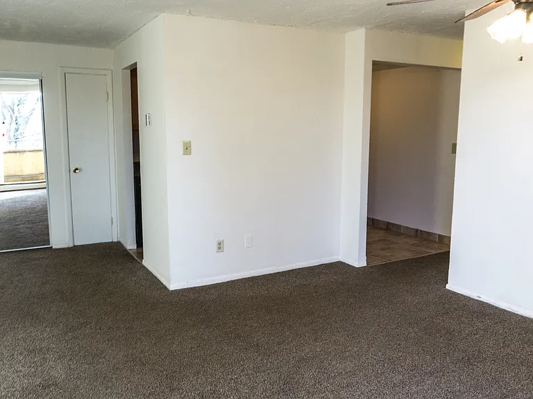 College Towers Apartments — Photo 68
