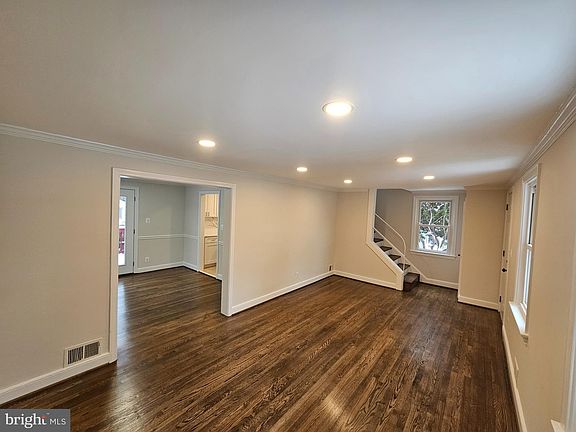 3rd image of 900 N Lebanon St