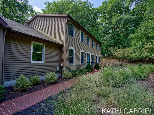 313 Stickney Ridge Rd, Grand Haven, MI 49417