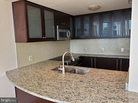 4th image of 675 President St Unit 1903