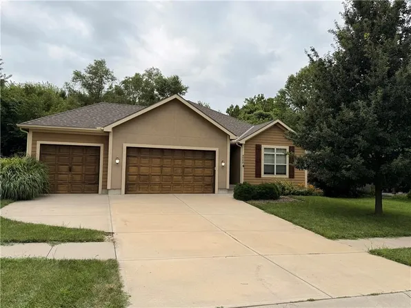 4904 Parkway Dr, Leavenworth, KS 66048