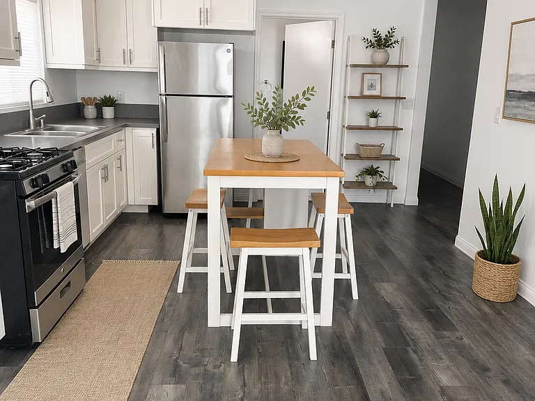 1360 Meadowbrook Ave — Photo 3