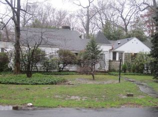 54 Great Oaks Rd, Roslyn Heights, NY 11577