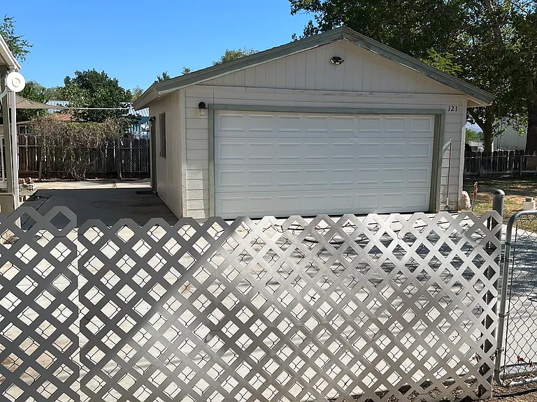 121 Blake Rd — Photo 2