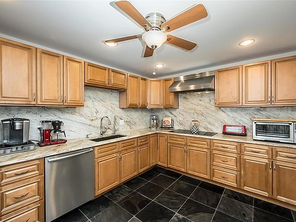 4th image of 585 Coeur De Royale Dr APT 304