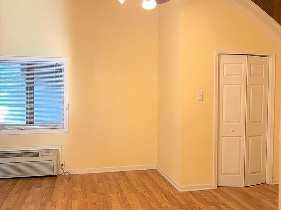4th image of 460 E Vine St APT 4