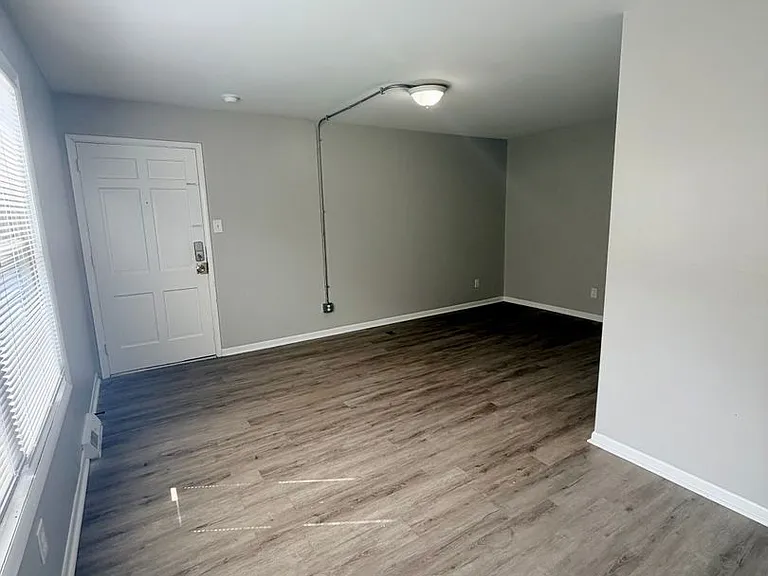 2339 Harrodsburg Rd — Photo 2