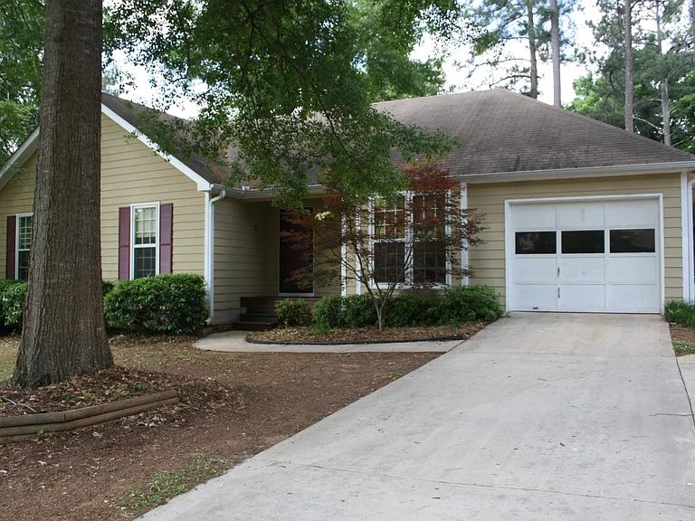 152 Stonybrook Dr — Photo 3