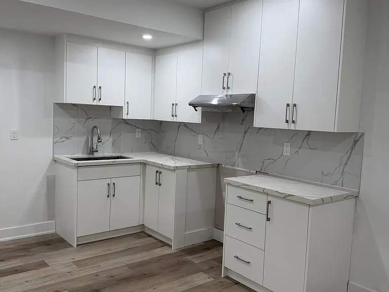 1612 Capri Cres #LOWER — Photo 8