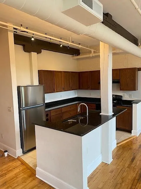 27 Broadway St — Photo 2