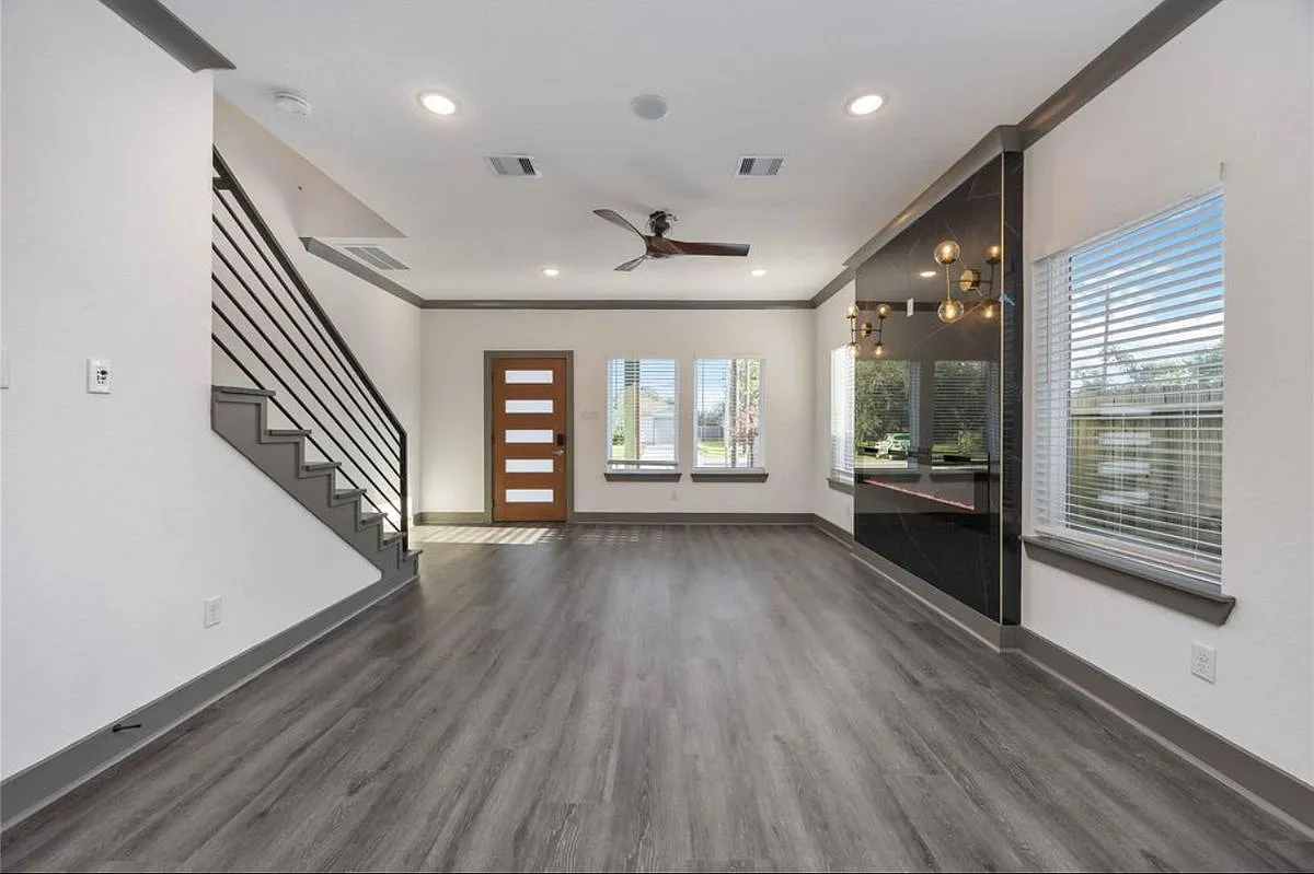3 bed, 2.0 bath, 1437 sqft, $2,350 — Photo 3