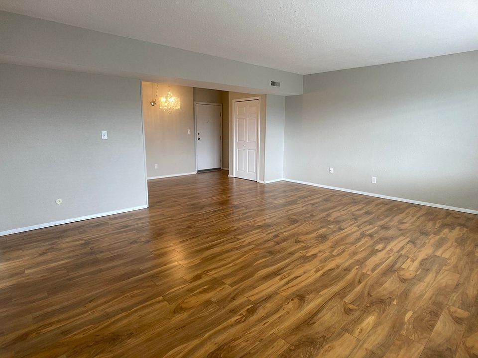 view of entryway from livingroom