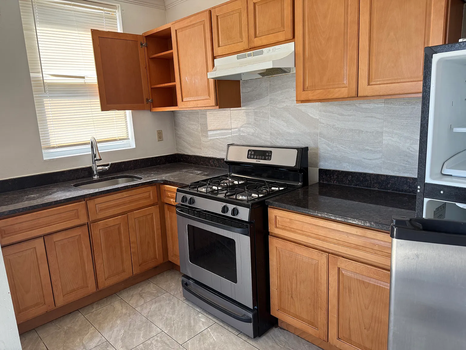 3 bed, 2.5 bath, 2080 sqft, $1,800 — Photo 2