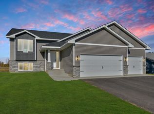 38321 Hunters Ridge Trl, North Branch, MN 55056