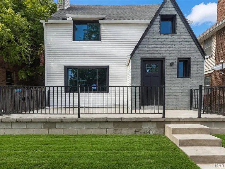 2744 Lawrence St — Photo 2