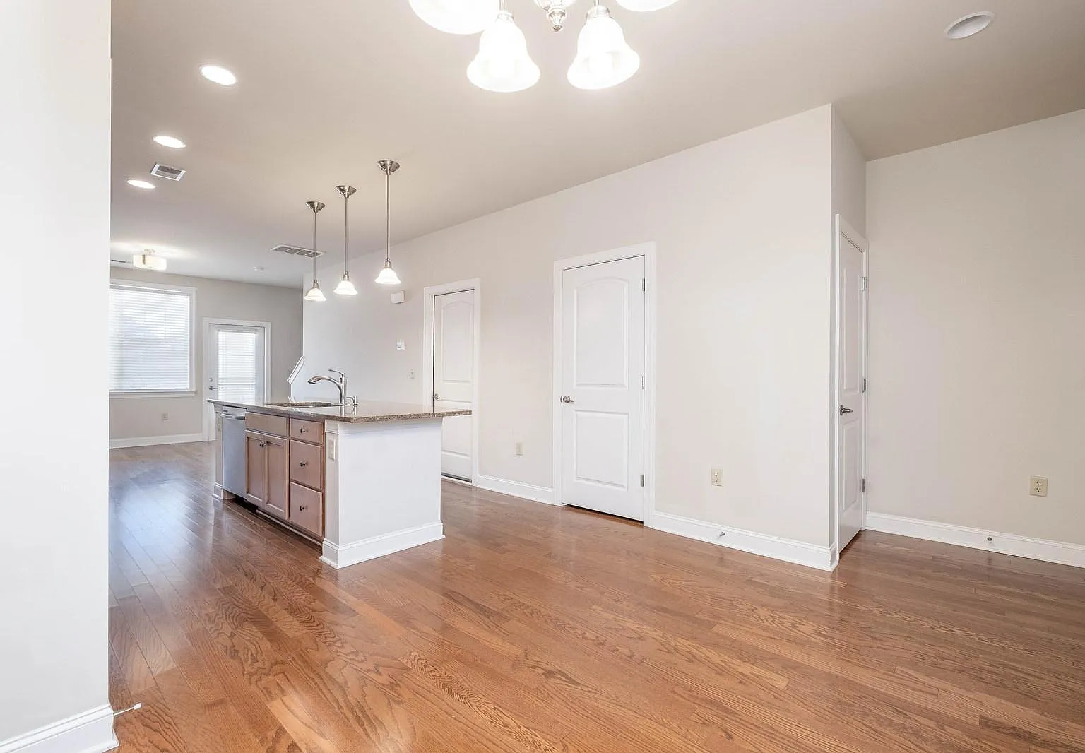 2 bed, 2.5 bath, 1386 sqft, $1,550 — Photo 3