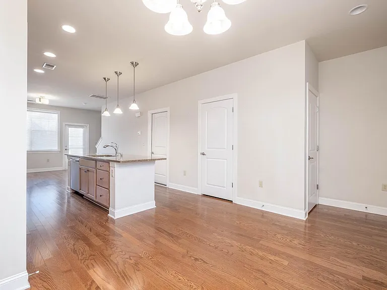 121 Irving Ave #J — Photo 3