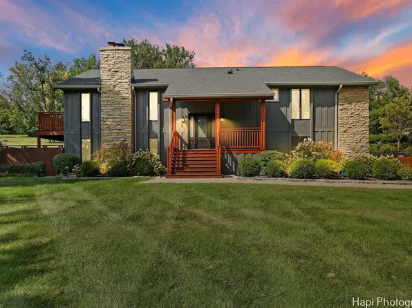 146 Harbor Dr, Barrington, IL 60010