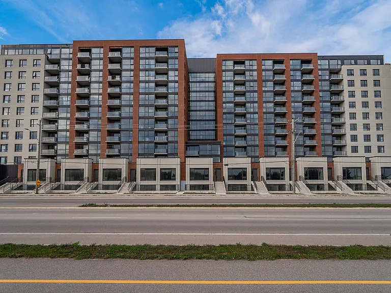 460 Columbia St W — Photo 188