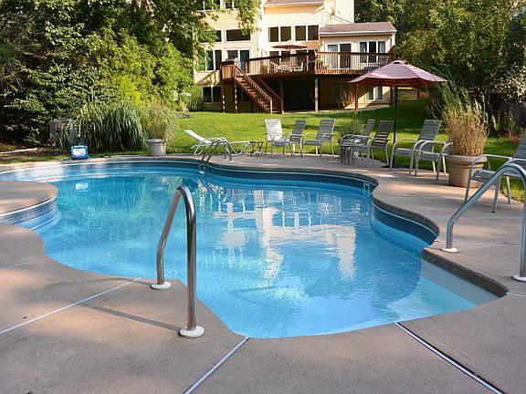 Enjoy the pool and the lake!