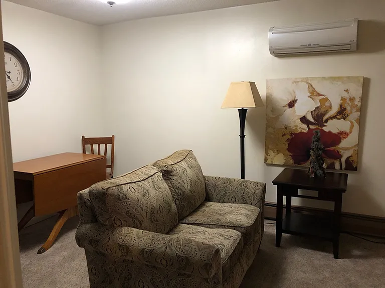 9 N Maple — Photo 2