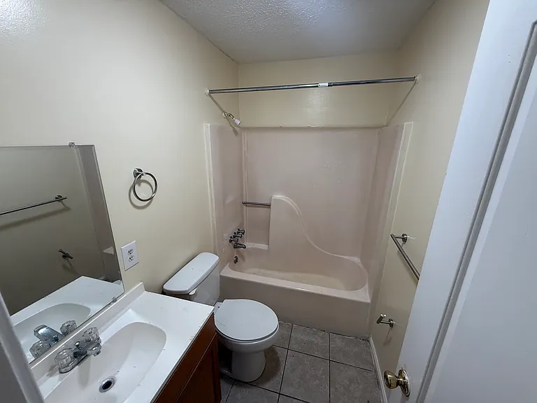 406 Turpin Dr #4 — Photo 3