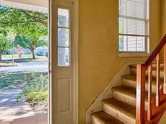 3rd image of 90 Stonehedge Ct