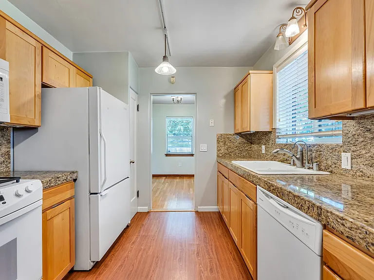 760 Marsh Ave — Photo 17
