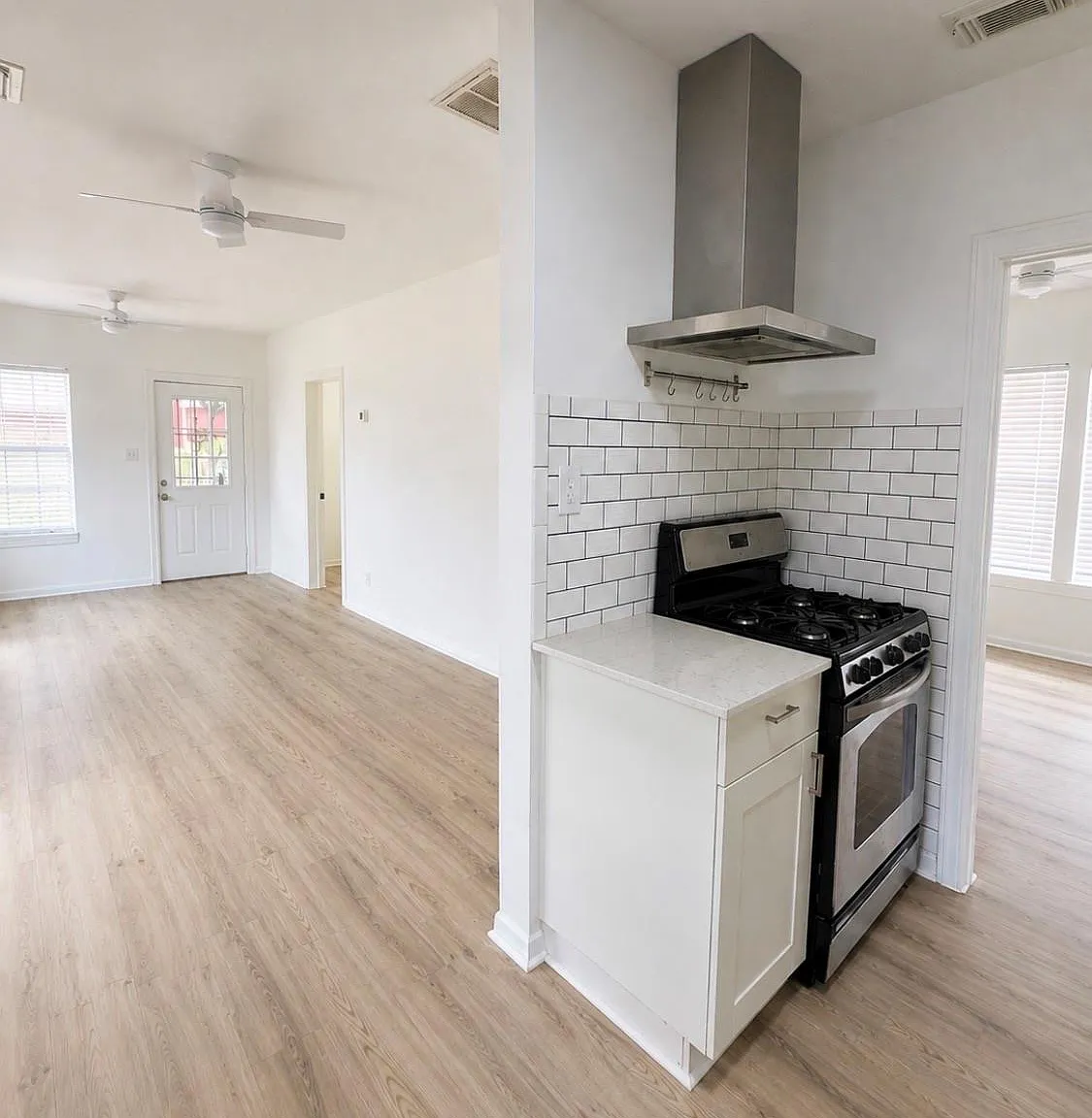 2 bed, 1.0 bath, 832 sqft, $1,700 — Photo 4