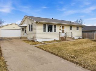3422 Dennis Dr NW, Cedar Rapids, IA 52405