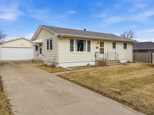 3422 Dennis Dr NW, Cedar Rapids, IA 52405