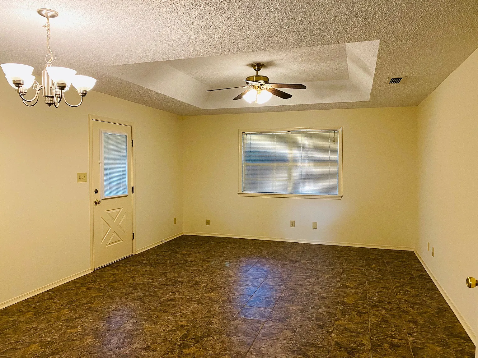 2 bed, 950 sqft, $1,050 — Photo 3