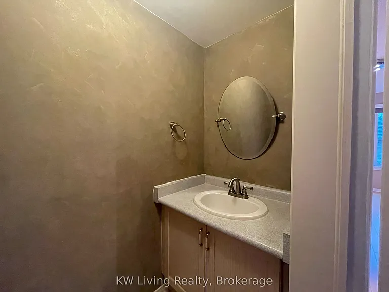 60 Coburg Cres — Photo 15