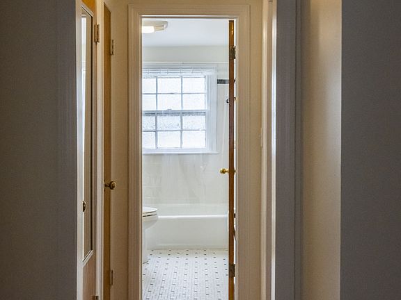 4th image of 88 Edgewood Ave #3E