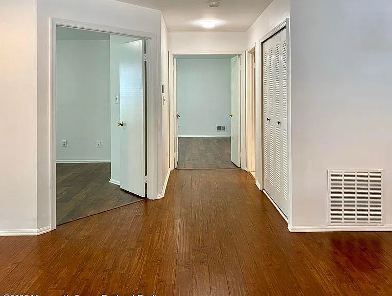 407 Hampton Ct — Photo 3