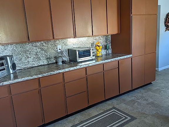 Lots of kitchen cupboards