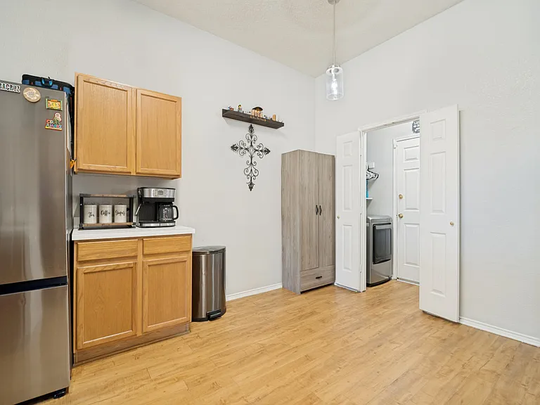 1109 Alexandria Dr — Photo 12
